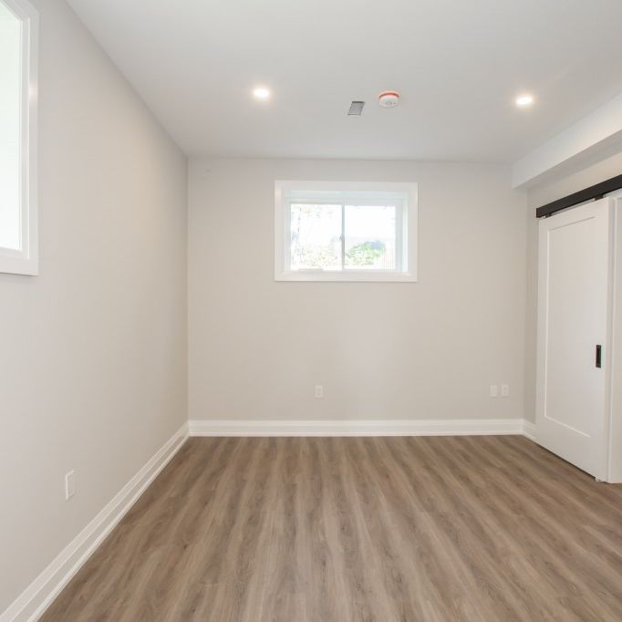 **NEWLY RENOVATED** 1 Bedroom Lower Unit in Welland!! - Photo 1