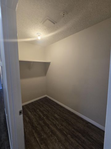 Modern Ground Floor 2 Bedroom in the Heart of Downtown - Photo 5