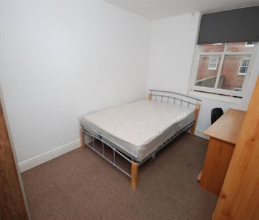 4 bedroom flat to rent - Photo 2