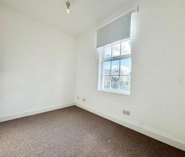 4 bedroom end of terrace house to rent - Photo 2