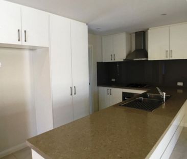 Stylish and Low-Maintenance Living: Your Dream Home Awaits! - Photo 2