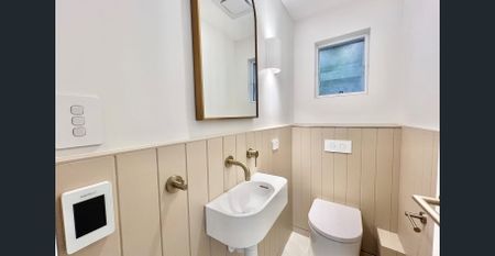 Stylishly renovated, Light-filled Residence with Coastal Elegance & City Sophistication! - Photo 2