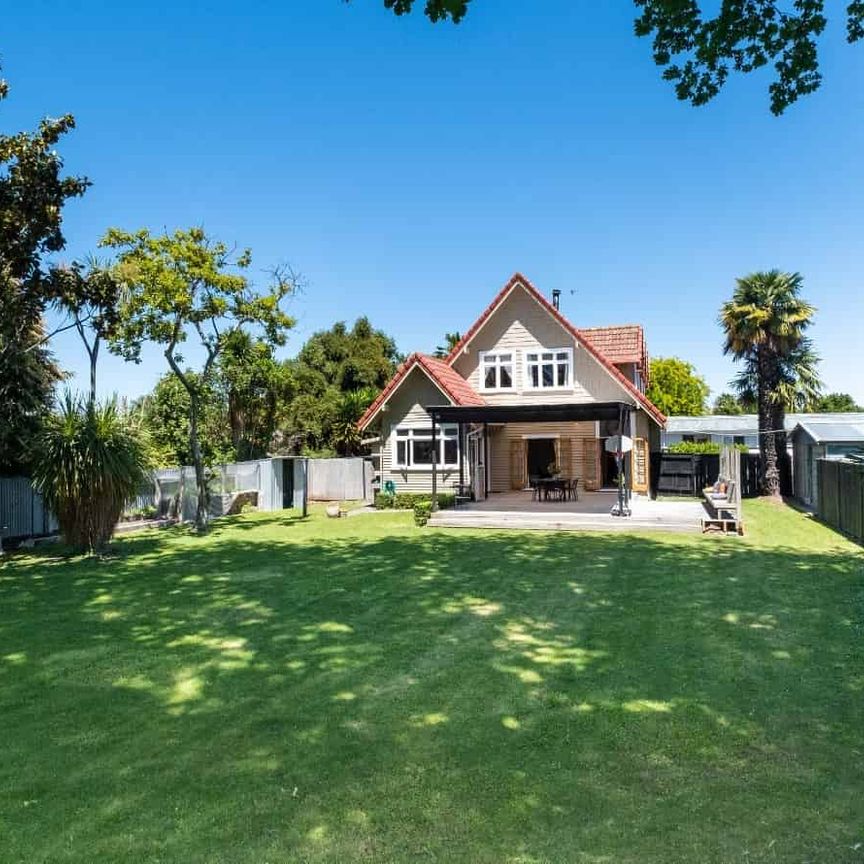 Beautiful 7 Bedroom home - Photo 1