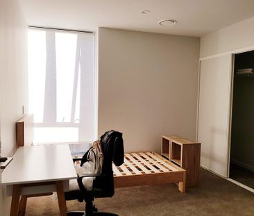 Cozy ensuite bedroom in brand new apartment - Photo 2