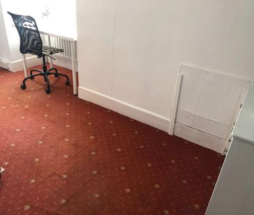 Bright and airy Large double room in the city centre Room 4 - Photo 6