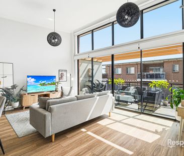 Top Floor Penthouse with Skyline Views & Light-Filled Living - Photo 3