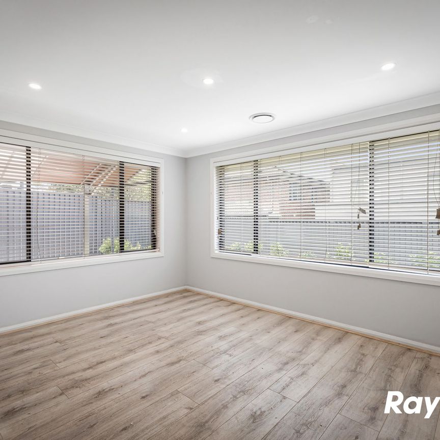 READY TO MOVE IN FOUR BEDROOM Family Home in Prime Schofields Location! - Photo 1