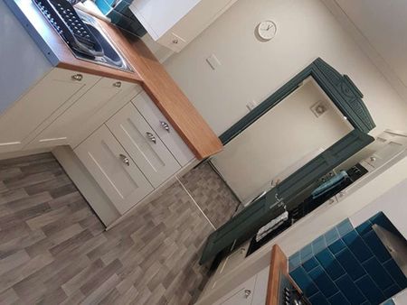 Town Centre Property Room 5 - Photo 4