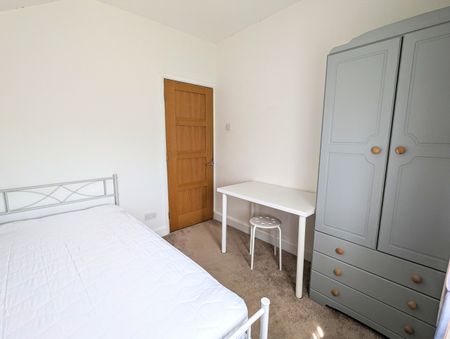 Room in a Shared House, Farnaby Road, SE9 - Photo 3