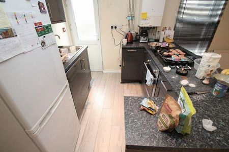 3 bedroom apartment to rent - Photo 2