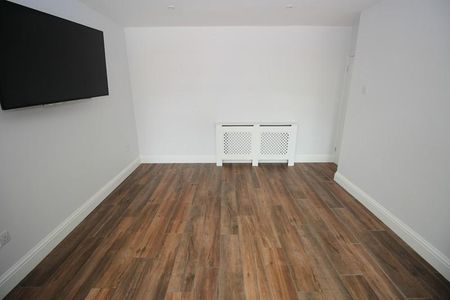 4 bedroom semi-detached house to rent - Photo 2