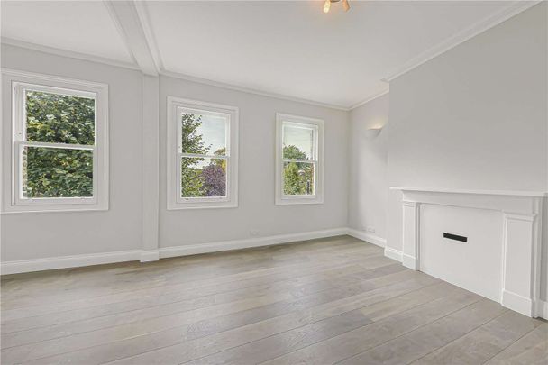 Two bedroom splits level apartment refurbished throughout. - Photo 1