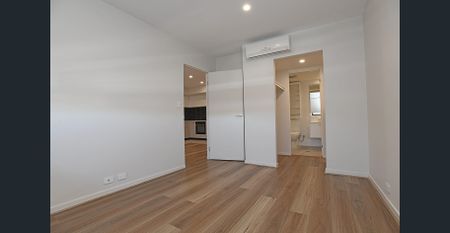 SUPERBLY PRESENTED MODERN APARTMENT WITH RESORT STYLE FACILITIES - Photo 5