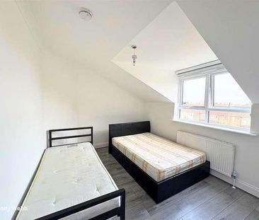 Green Lanes, London, N13 - Photo 3