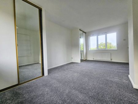 2 Bed Terraced House, Vanguard Road, SO18 - Photo 2