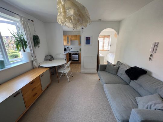 Studio Flat, Newland House, SE14 - Photo 1