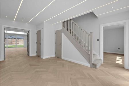 Five bedroom, new build family home in Ascot. - Photo 2