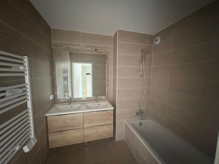 Location Appartement 3 pièces 63m² VILLENEUVE LOUBET 06270 - Photo 2