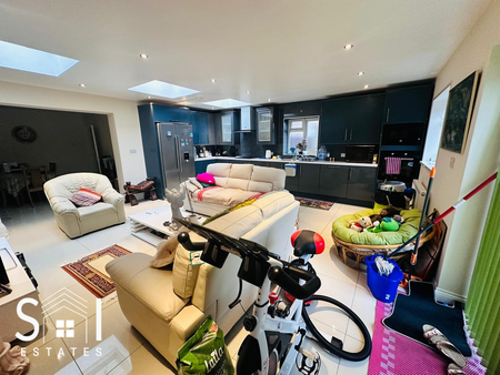 1 bedroom in a house share to rent - Photo 2