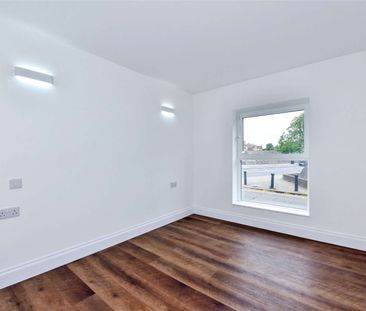 A modern one bedroom apartment opposite the River Thames with separate storage unit. - Photo 6