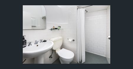 **First Open for Inspection, 9.00-9.15 Saturday (15/11/25)** Fully furnished studio in exceptional harbour setting - Photo 2