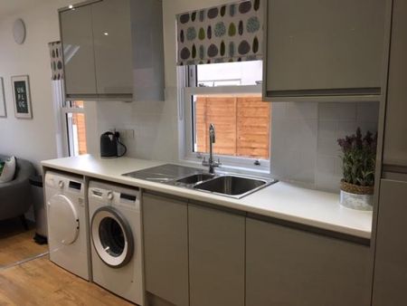 1 bedroom Flat To Let - Photo 4