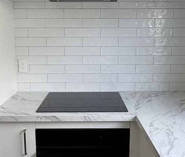 Newly refurbished large townhouse! - Photo 1