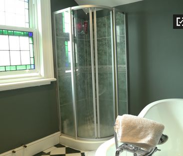 Relaxing room in 4-bedroom apartment in Terenure, Dublin - Photo 1