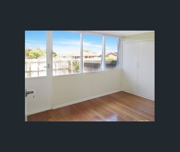 PRIME LOCATION - IMMACULATE ONE BEDROOM UNIT - Photo 6