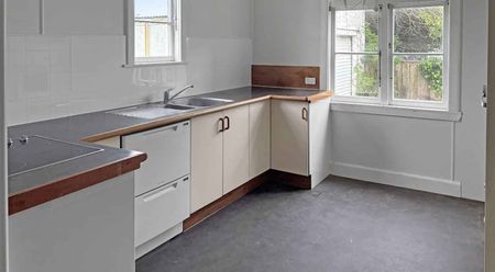 CENTRAL - 4 BEDROOM - Photo 2