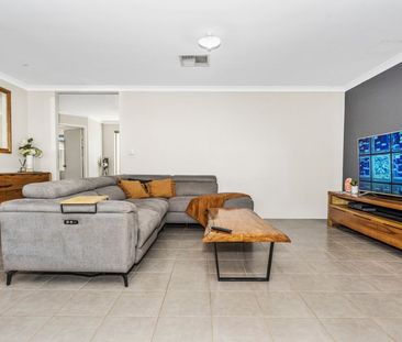 LARGE EASY CARE FAMILY HOME - Photo 3