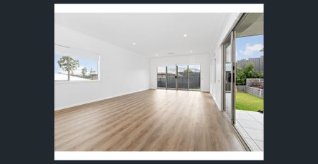 IMMACULATE FAMILY HOME IN CAMERON PARK – PERFECT BLEND OF STYLE AND CONVENIENCE - Photo 2