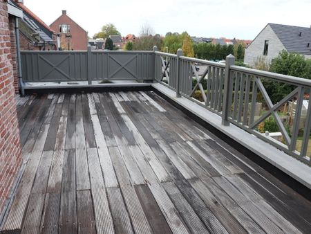 Instapklaar en centraal gelegen duplex appartement, 100m² op 2eV met 1 SLK, ruim terras en garage. - Foto 4