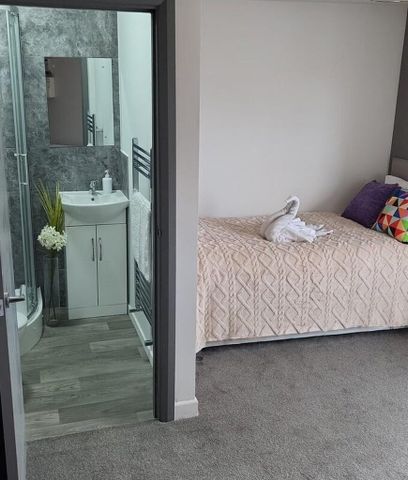 1 bedroom in a house share to rent - Photo 2