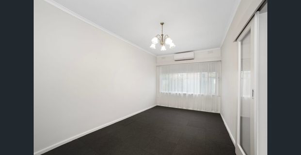 HIDDEN GEM IN THE HEART OF BENTLEIGH ! - Photo 1