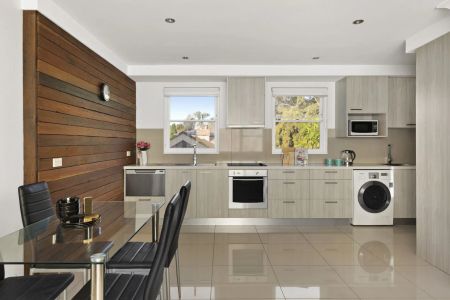 Renovated Top Floor Apartment With City Skyline Views - Photo 5