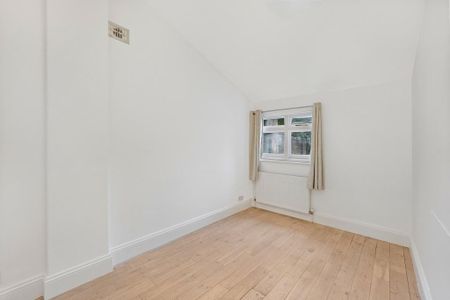 3 bedroom flat to rent - Photo 2