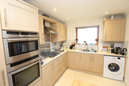 3 bedroom semi-detached house to rent - Photo 3