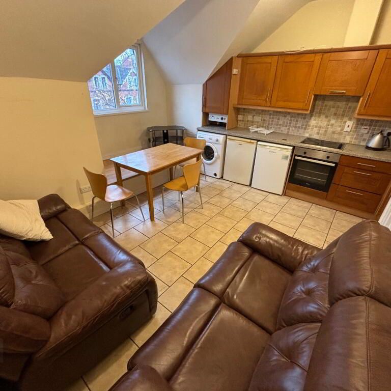 Great Apartment, 68c University Avenue, Queens Quarter, Belfast, BT7 1GY - Photo 1