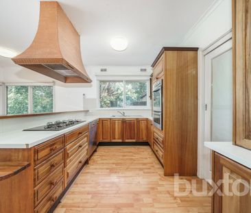 FAMILY HOME LOCATED IN MOUNT WAVERLEY SCHOOL ZONE !! - Photo 6