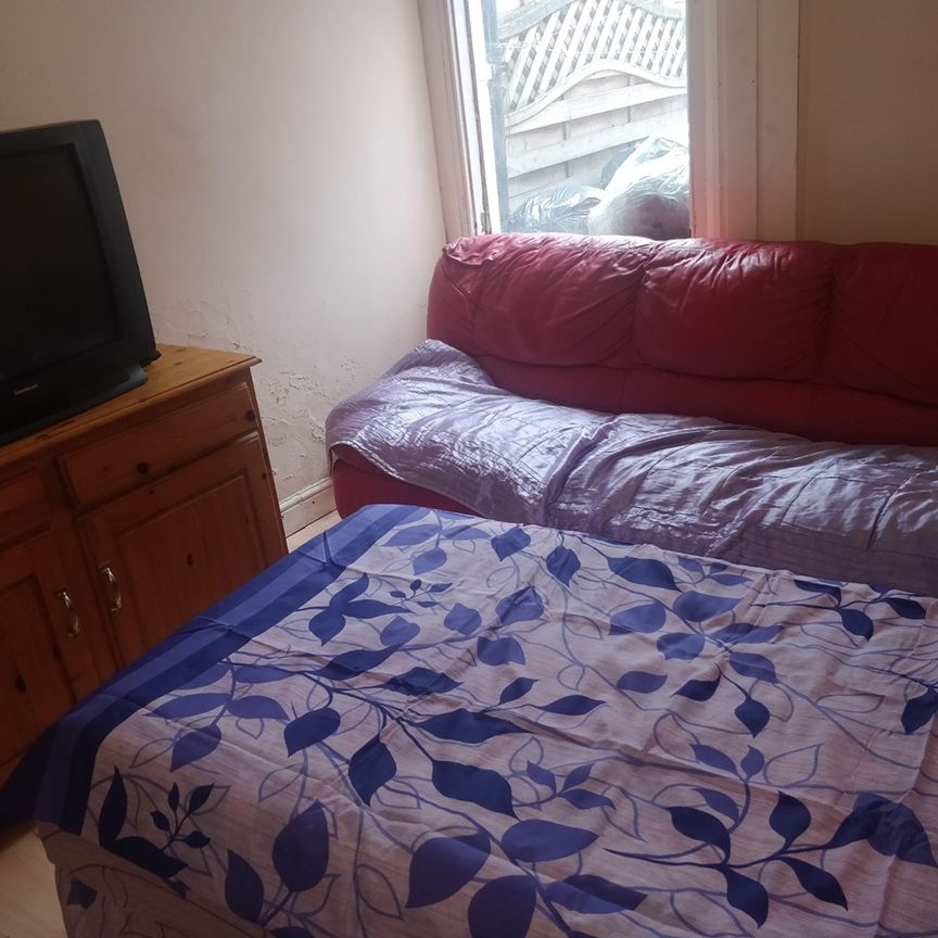 Room in a Shared House, Selby Road, E13 - Photo 1