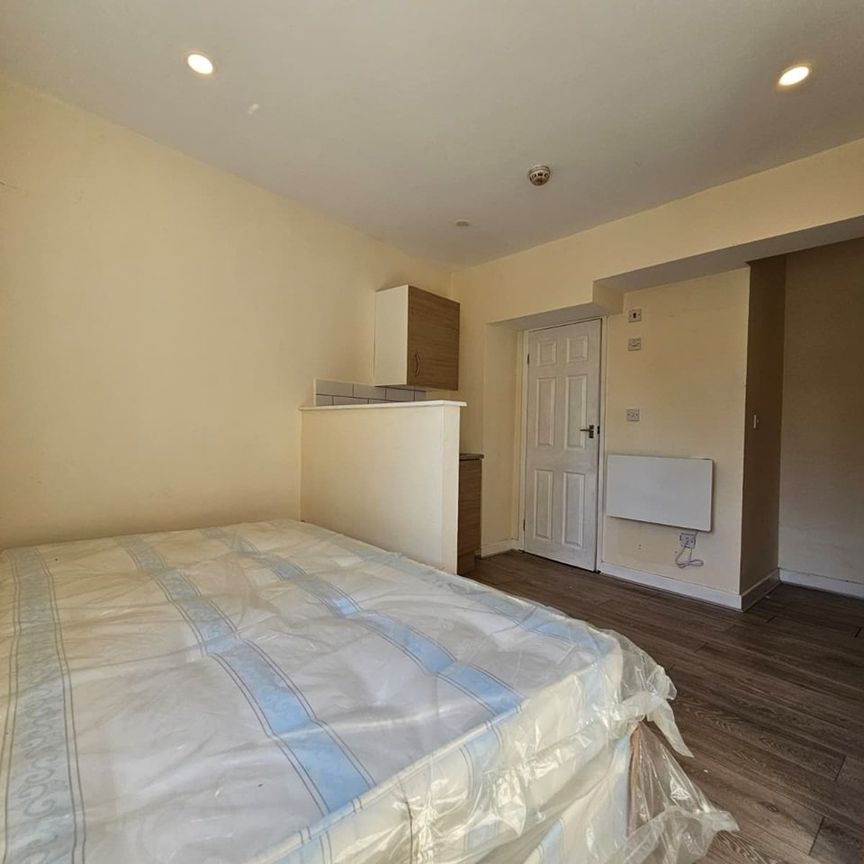 Studio Flat, Ashbourne Parade, W5 - Photo 1