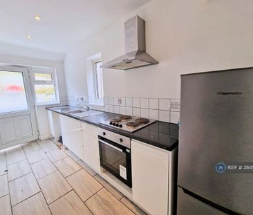 3 bedroom end of terrace house to rent - Photo 2