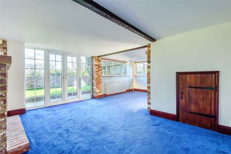 A charming a characterful home in the village of Laddingford. - Photo 2