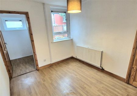 3 bedroom end of terrace house to rent - Photo 2