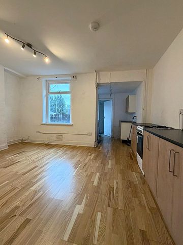 £850 PCM, Three Bedroom House with Enclosed Garden in Birchwood Avenue, Treforest, Pontypridd, CF37 1TZ - Photo 4