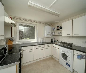 1 bedroom in a flat share to rent - Photo 2