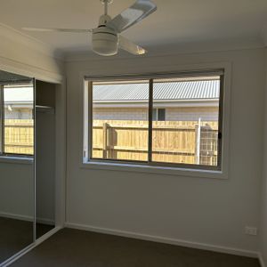 Modern 2-Bedroom Duplex! - Photo 2