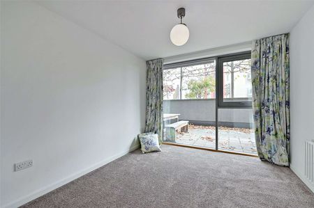 Stunning Ground Floor Apartment with large terrace and parking. - Photo 2