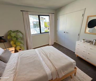 Modern & Sleek Living - Photo 4